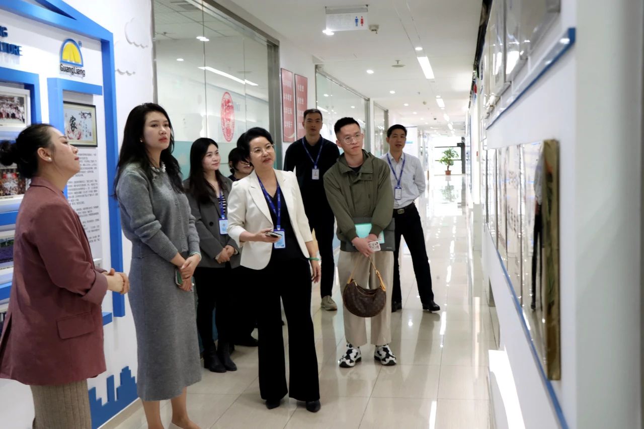 汉中市城市更新协会辅导一行莅临j9国际集团集团参观互换
