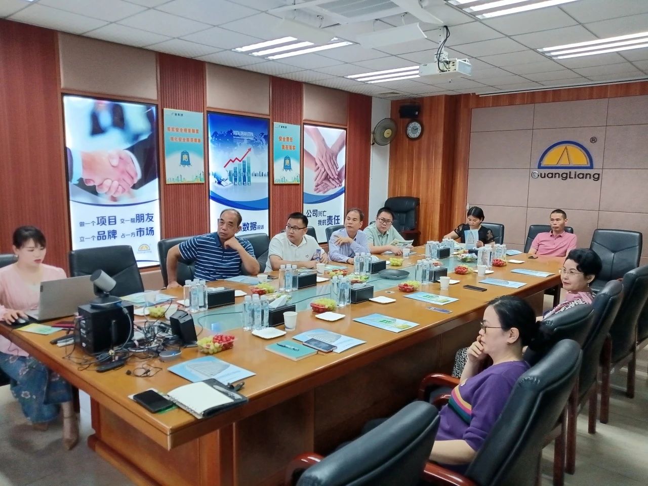 高州市根子镇当局党委及商会辅导一行莅临j9国际集团集团互换座谈同谋发展