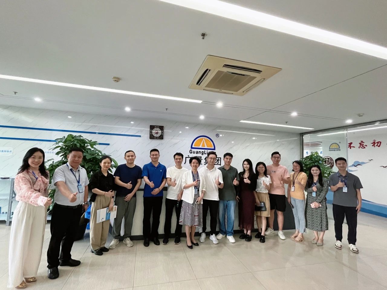 汉中南城城市更新中心携企业调查团莅临j9国际集团集团参观互换