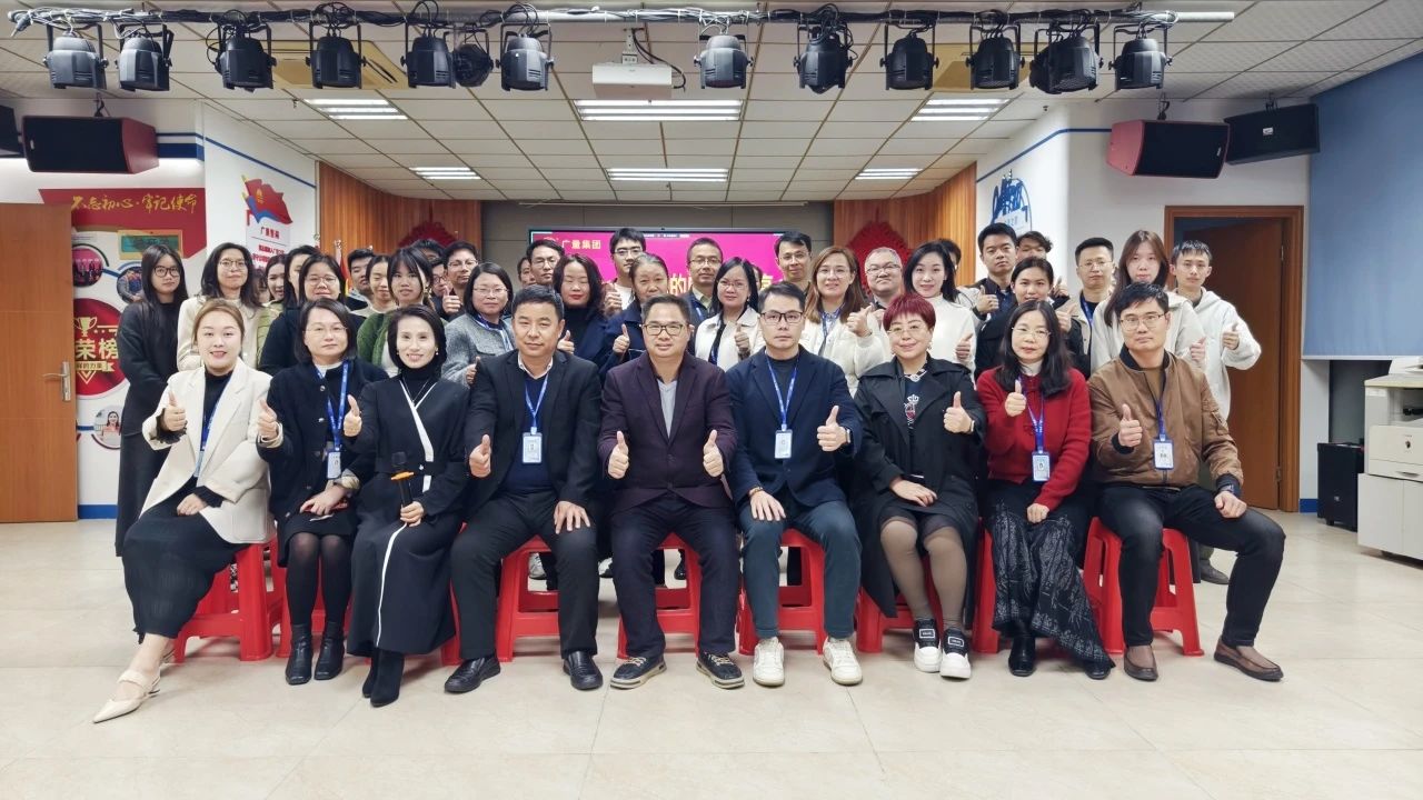 j9国际集团商学院丨《DeepSeek与AI利用》专题培训会：我们要成为扭转的提议者